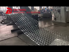 Завод производит небольшие алюминиевые круги.